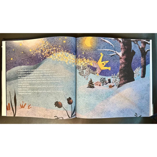 Offenes Bilderbuch zeigt magische Winterlandschaft mit leuchtenden Lichtern und Schnee