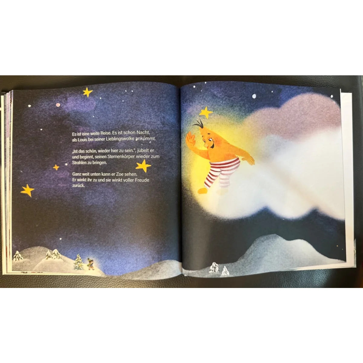 Offenes Kinderbuch mit leuchtender Figur, die Sterne zwischen Wolken erreicht