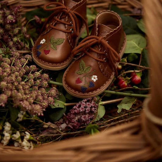 Petit Nord Blackberries Scallop Boot in Hazelnut, braune Lederstiefeletten mit Blumen- und Beerenstickerei