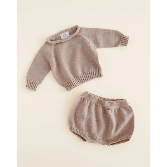 Gestricktes Baby-Outfit in sanftem Beige mit Pullover und Bloomer von Bloomer Ginny