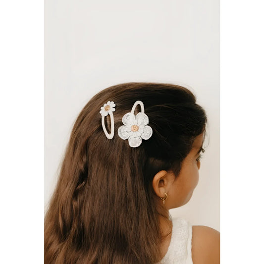 Weiße Blüten-Haarspange mit Perlenakzenten und Spitzen-Design aus Blossom Spring