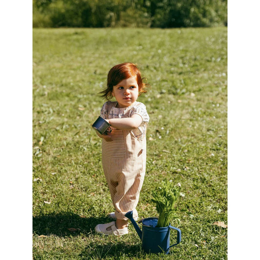 Nachhaltige Babykleidung Schweiz: blaue Gießkanne mit Broderie anglaise Bluse