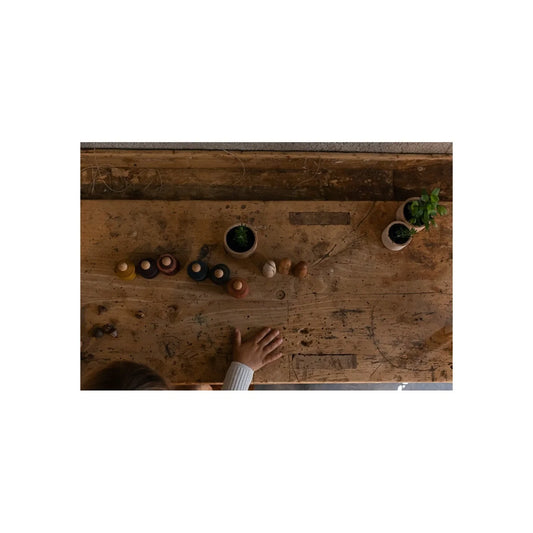 Holz Couchtisch mit kleinen Topfpflanzen und Deko aus Blue Little Things