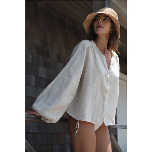 Off-White Leinenbluse Lily | Moon offen getragen über helles Badebekleidung