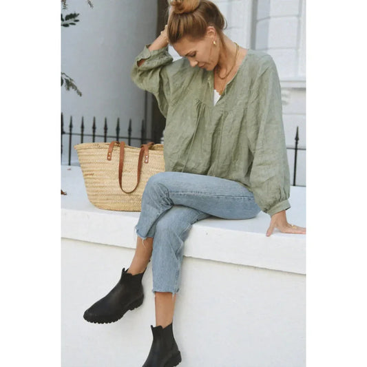 Casual outfit mit Bluse Meadow in Eukalyptus, cropped Jeans und schwarzen Ankle Boots