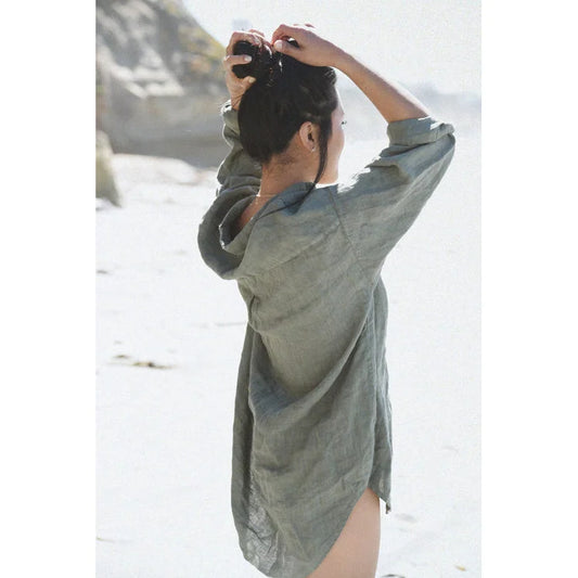 Olivgrünes lässig getragenes Hemd als Cover-Up in Bluse Palma | Fern