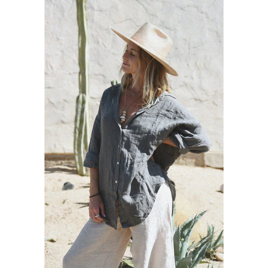 Frau mit breiter Krempe und Jeanshemd in sonniger Outdoor-Umgebung im Bluse Palma