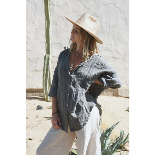 Frau mit breiter Krempe und Jeanshemd in sonniger Outdoor-Umgebung im Bluse Palma