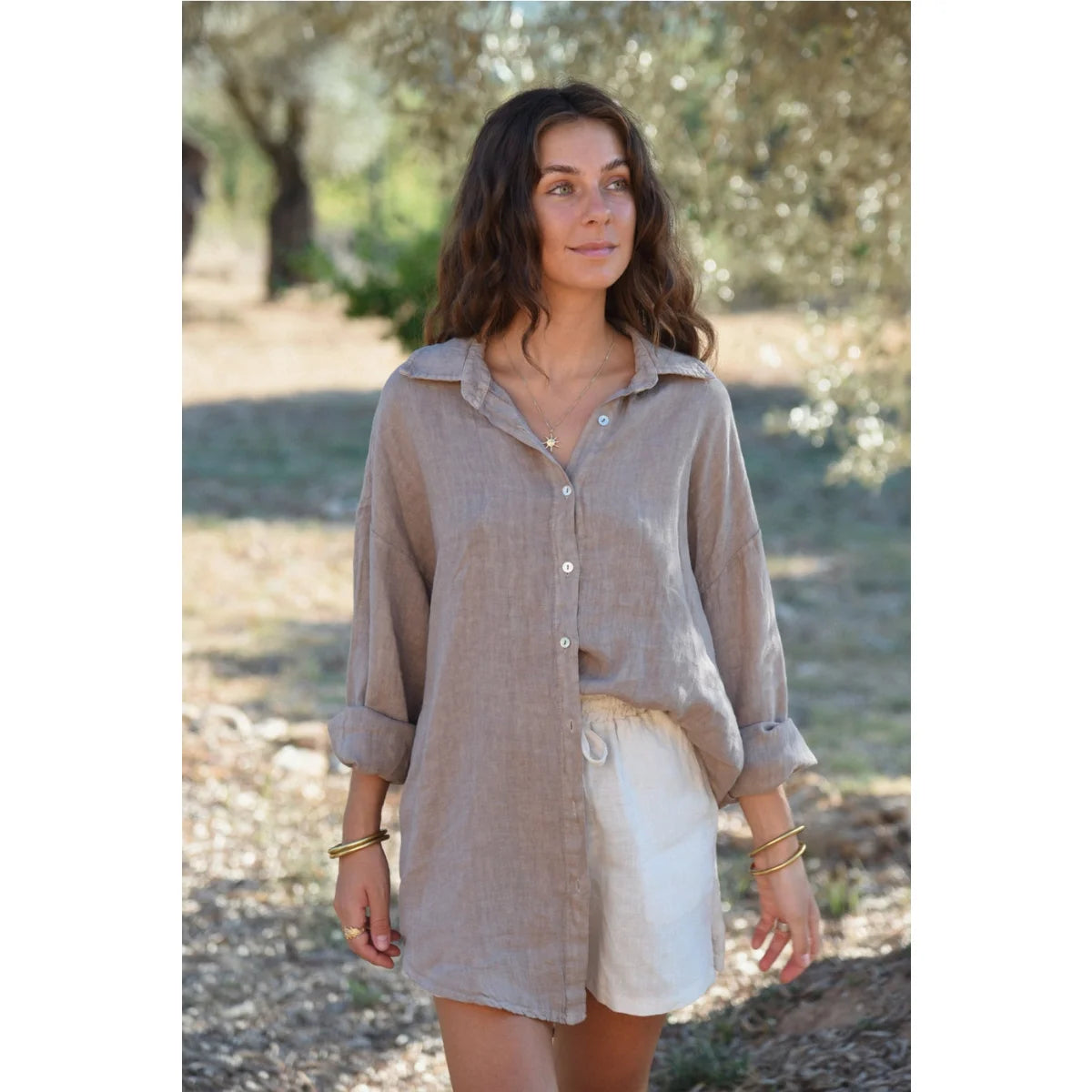 Damen-Linenshirt in Taupe über weißen Shorts, stilvoll und neutral für Sommermode