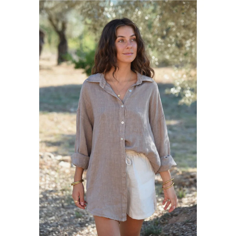Damen-Linenshirt in Taupe über weißen Shorts, stilvoll und neutral für Sommermode