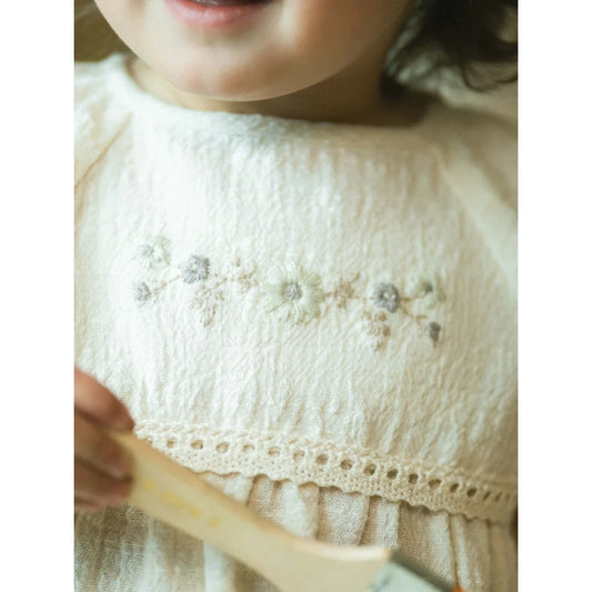 Weißes, besticktes Kleid im Blusen und Shorts-Set mit Stickerei und Spitzen