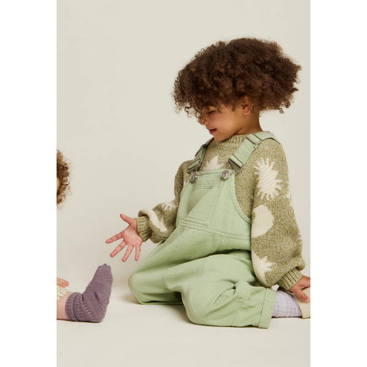 Mint grüne denim overalls blythe dungaree mit verstellbaren trägern und strukturierter strickjacke darunter