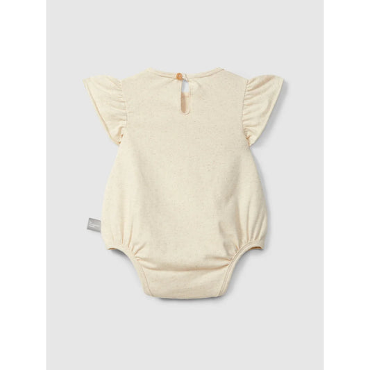 Nachhaltige Babykleidung Schweiz: cremefarbener Body mit Rüschenärmeln