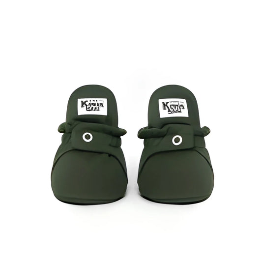 Olivegrüne Slip-On-Schuhe mit weißen Logo-Patches für Kinder von 12 bis 24 Monaten