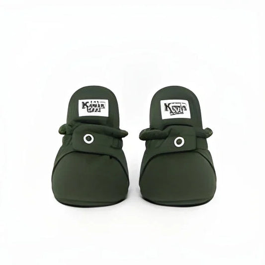 Olivegrüne Slip-On-Schuhe mit weißen Logo-Patches für Kinder von 12 bis 24 Monaten