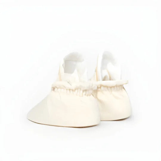 Weiche weiße Babybooties mit kuscheligem Rand für die ersten 12 Monate