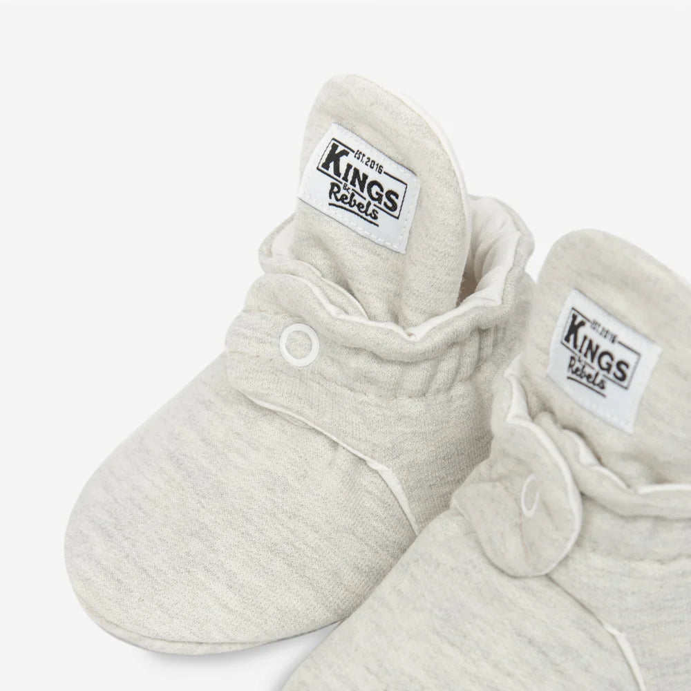 Paar graue Babybooties aus Baumwolle für 0 bis 12 Monate, leicht grau