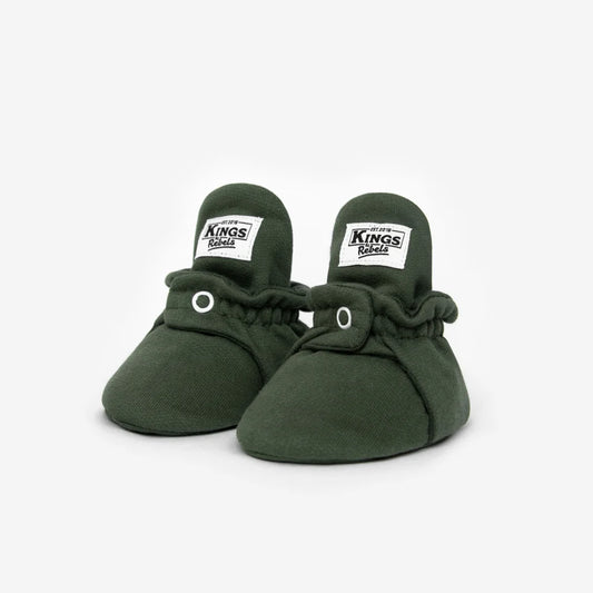 Olivengrüne Babybooties mit weißen Kings-Labels für 0-12 Monate