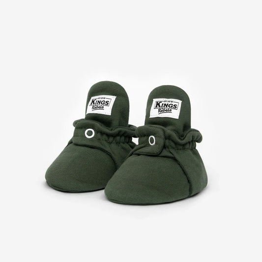 Olivengrüne Babybooties mit weißen Kings-Labels für 0-12 Monate