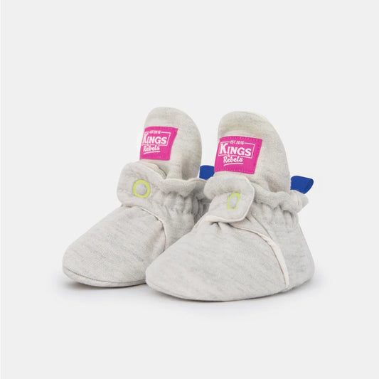 Ein Paar Baumwoll-Babyschuhe in Pink für Kinder von 0 bis 12 Monaten