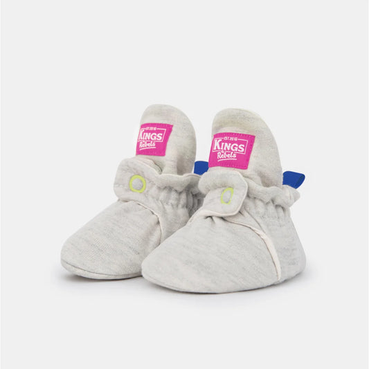 Ein Paar Baumwoll-Babyschuhe in Pink für Kinder von 0 bis 12 Monaten