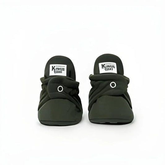 Dunkelgrüne Wildleder-Babyschuhe mit weißen Schnürsenkeln und Besatz in Olive