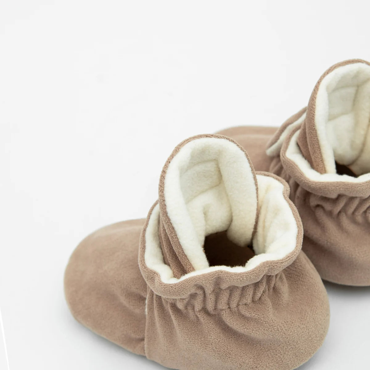 Beige Wildleder-Babybooties mit weißem Fleecefutter für 0-12 Monate