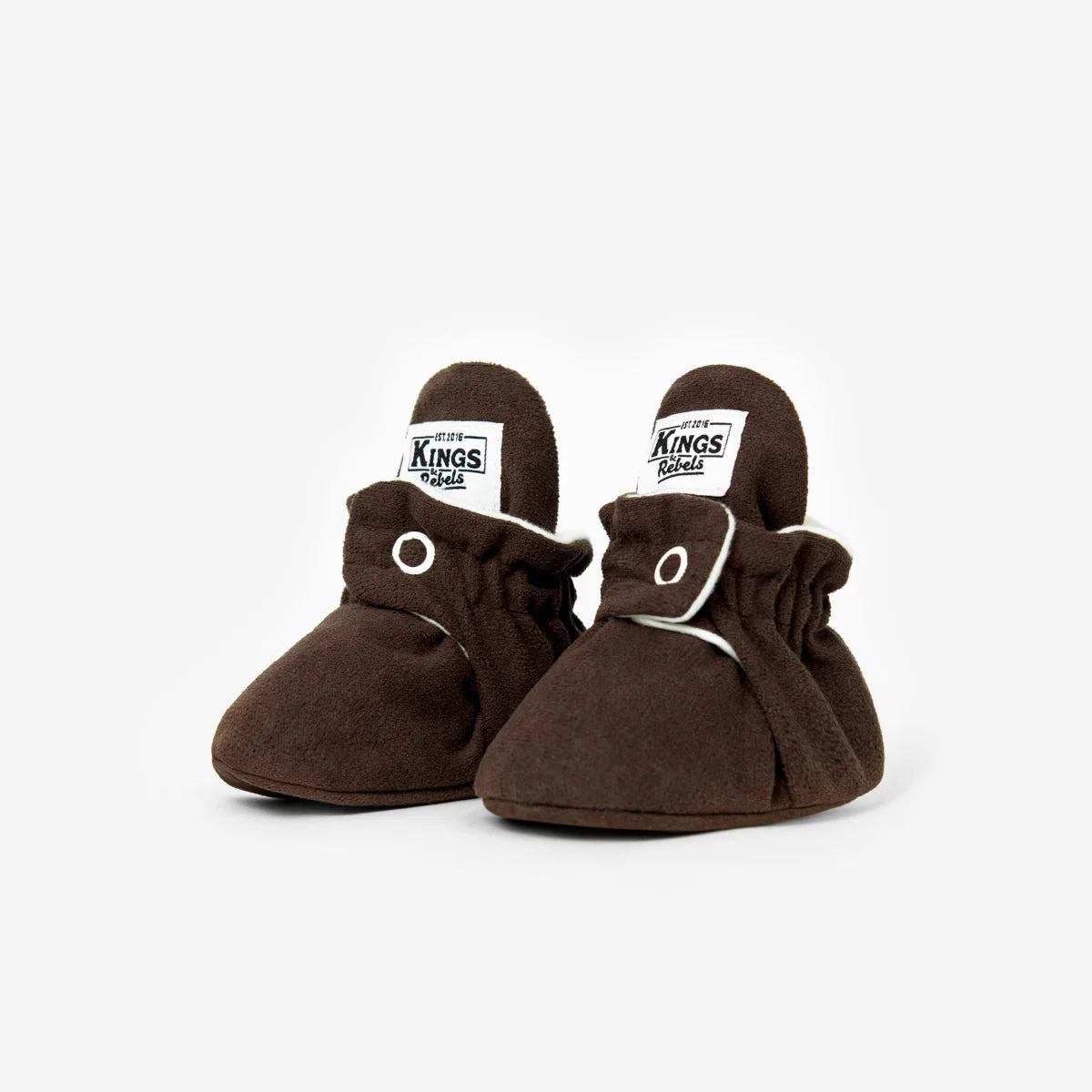 Braune Babybooties mit weißen Etiketten und elastischen Verschlüssen für 0-12 Monate