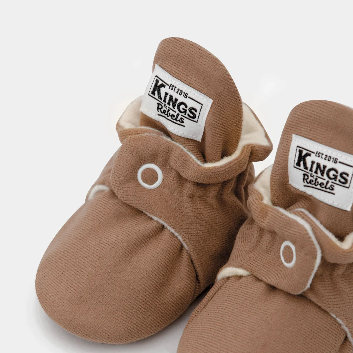 Weiche braune Babyschuhe mit Druckknöpfen aus Gamuza für 0-12 Monate