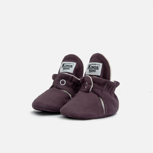 Dunkelviolette Babybooties mit Weißrand und Druckknopf, Modell Booties Gamuza Classic