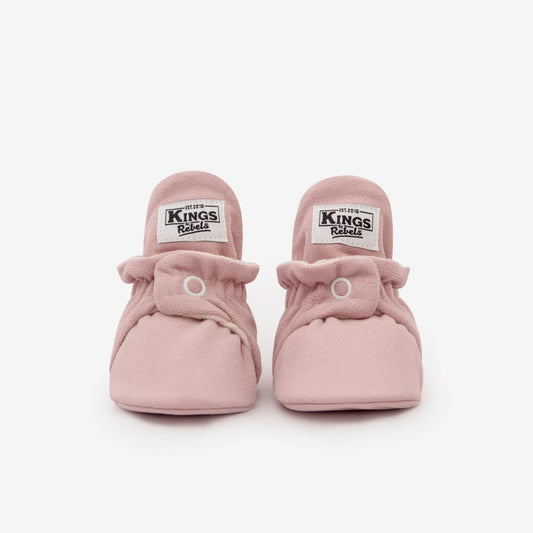 Paar rosa Baby-Booties mit weißen Druckknöpfen für das Produkt Booties Gamuza Classic 0-12 Monate Rosewood