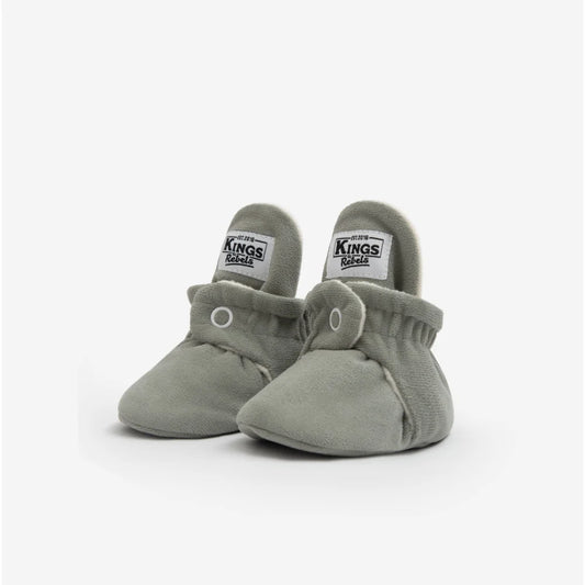 Weiche graue Babystiefel mit Druckknöpfen für das Produkt Booties Gamuza Classic 0-12 Monate | Stone