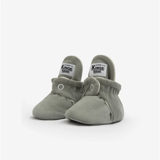 Weiche graue Babystiefel mit Druckknöpfen für das Produkt Booties Gamuza Classic 0-12 Monate | Stone