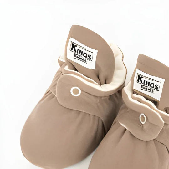 Beige Babybooties mit weißem Etikett für Babys von 12 bis 24 Monaten