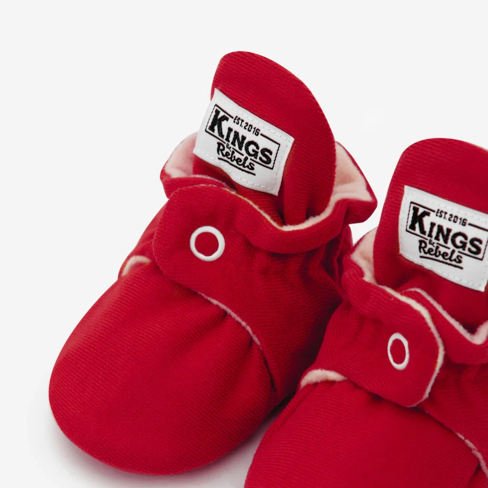 Rote Babybooties Gamuza Gripper mit weißem Saum und Kings Rebels Logo