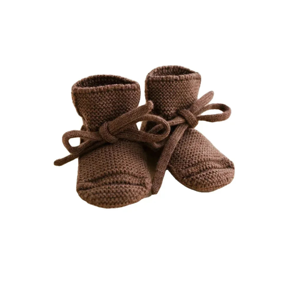 Braune Strick-Babybooties mit Bindebändern für empfindliche Babyhaut, Mocha Booties