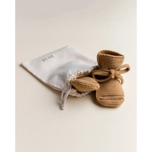 Helle braune gestrickte oder gehäkelte Babybooties in der Produktreihe Booties | Ochre
