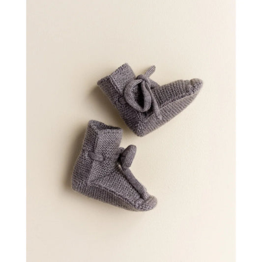 Paar graue gestrickte Babybooties von Otter für optimalen Komfort und Stil