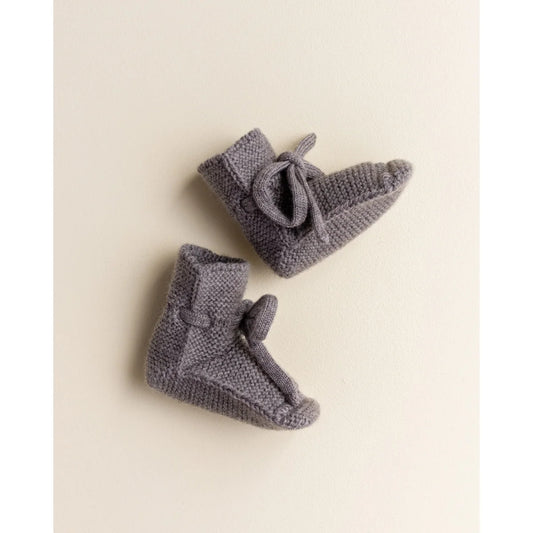 Paar graue gestrickte Babybooties von Otter für optimalen Komfort und Stil