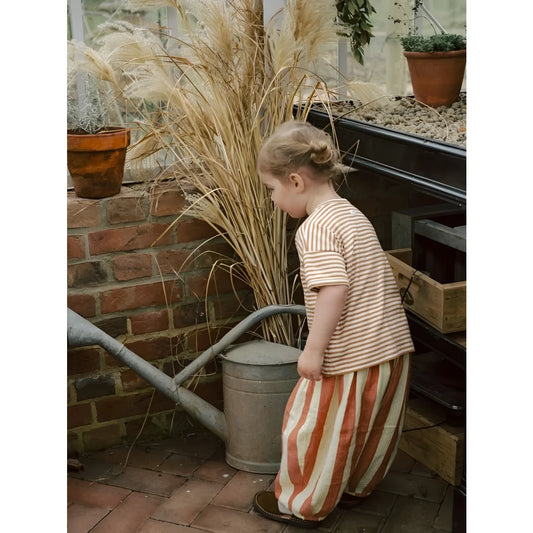Kind Boxy T-Shirt Copper Stripes: Kind in beige-weißer Shirt und orange-creme Hosen