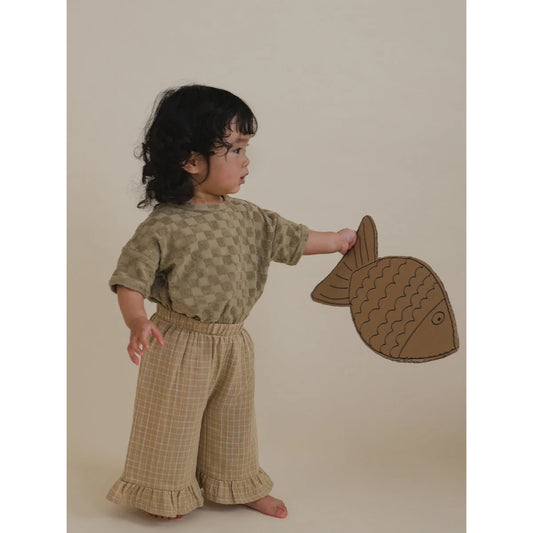 Kind hält einen Pappfisch in Verbindung mit Boxy T-Shirt aus Dusky Checkerboard Terry