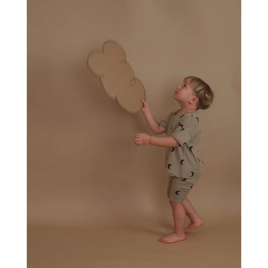 Kind hält Wolken-Dekoration zusammen mit Boxy T-Shirt in Dämmerungsmitternacht