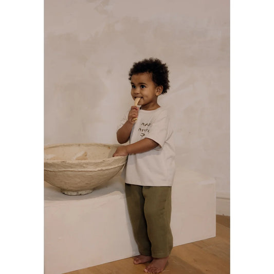 Junger Junge mit lockigem Haar neben einer Schüssel, tragend Boxy T-Shirt von Make Meditate