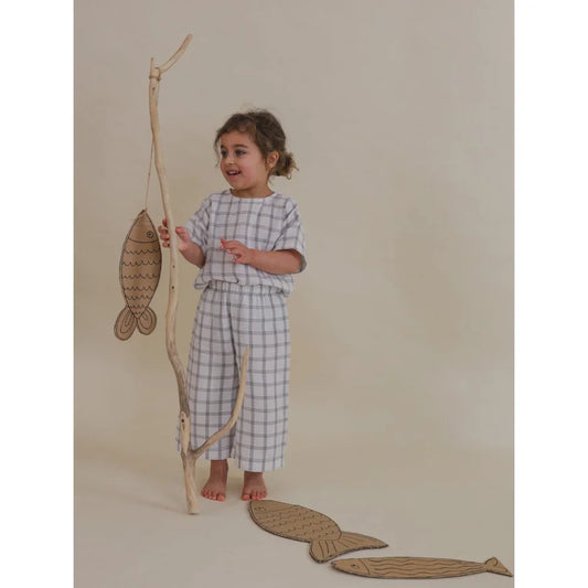 Kind in karierter Kleidung mit Fischspielzeug, passend zum Boxy T-Shirt Navy Window Check