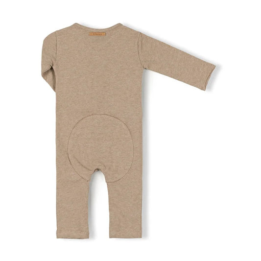 Beige Baby Onesie Butt Onesie in Pebble Design für stilvolle Kleinkinderoutfits