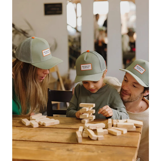 Olive grün mesh trucker cap mit orange knop und weißem rechteckigem patch corn kids only cap mini olive