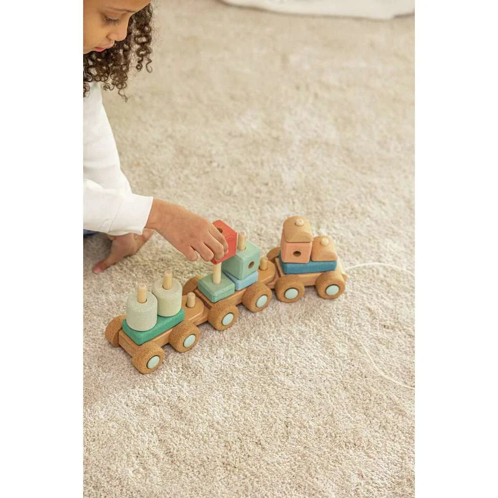 Holzspielzeugzug mit bunten Stapelwürfeln von Chugtastic Adventures