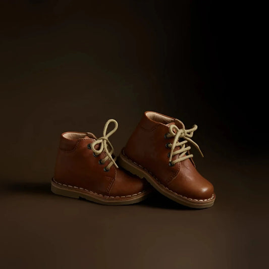 Klassische Cognac Desert Boot für Kinder aus pflanzlich gegerbtem Wildleder