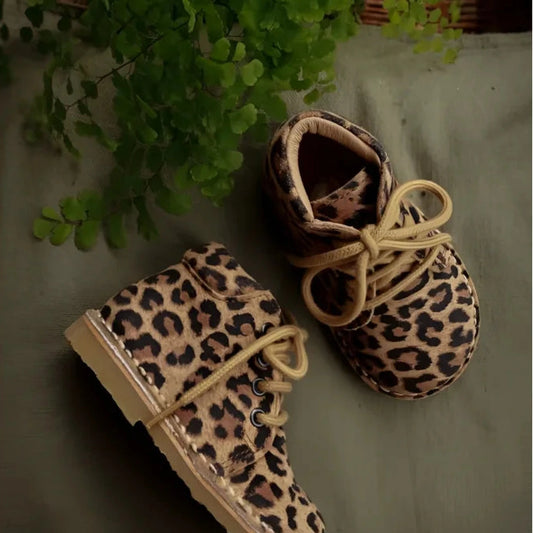 Klassische Leopard Desert Boot aus pflanzlich gegerbtem Wildleder für Kleinkinder