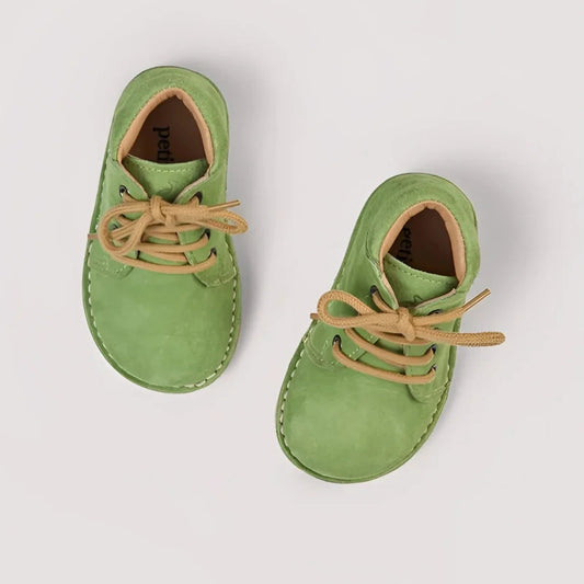 Petit Nord Classic Boot in Lettuce, Desert Boot aus pflanzlich gegerbtem Wildleder